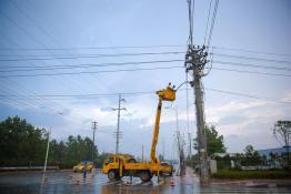 遭遇最強雷暴雨 供電公司全力搶修受損線路