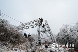 頂著風(fēng)雪施工