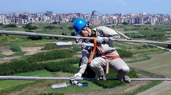 高空作業(yè)線路體檢 確保可靠供電