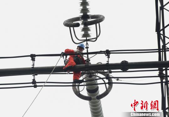 圖為電力工人在70多米高空作業(yè)，為特高壓復(fù)奉線重慶段進(jìn)行八年來(lái)首次大修。　周毅 攝