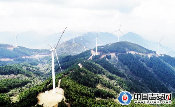 華能靈華山風力發(fā)電場風力發(fā)電機矗立在群山之中