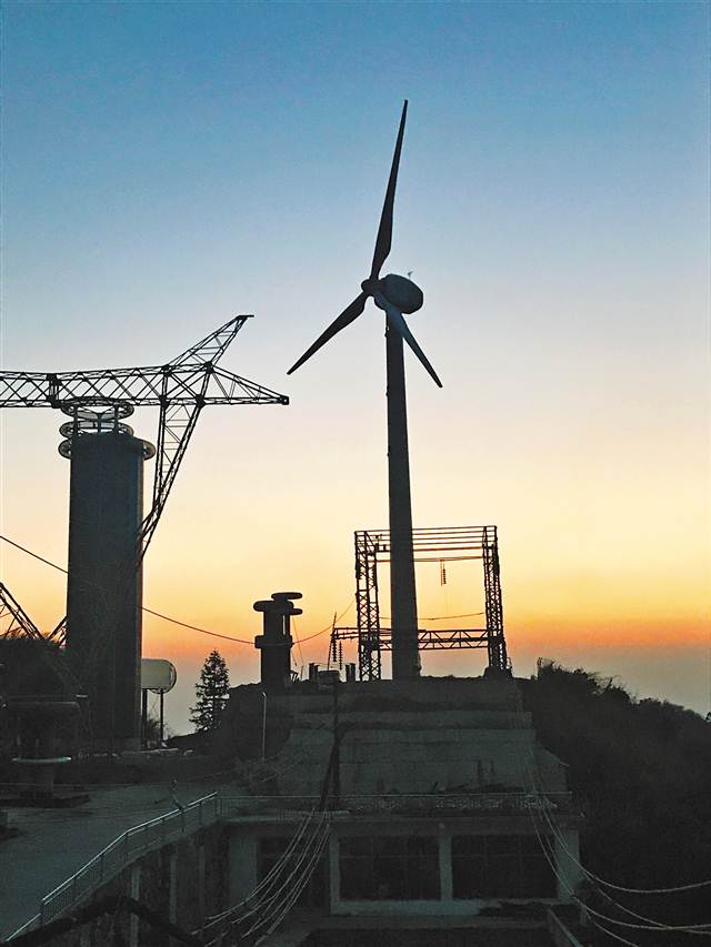 風雨交加的夜晚 我跟蔣教授爬上34米高的風力發(fā)電機