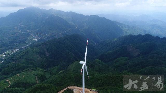 芙蓉山巔“電芙蓉”開花 風力發(fā)電首臺機組順利安裝